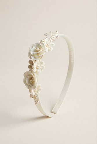 Diadema de flores para niña en tono crema - El toque final de elegancia para ceremonias y días inolvidables