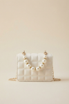 bolso niña, encanto perlado, bolso elegante niña, bolso con perlas, accesorio niña clásico, bolso ceremonia niña, bolso seguro niña, moda infantil, bolso acolchado, bolso con cadena dorada