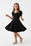 Vestido Vesper Negro – vista trasera con caída acampanada