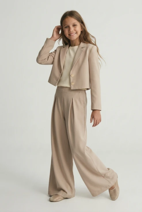 conjunto elegante niña Emi beige, conjunto ceremonia niña, conjunto blazer pantalón niña, traje sastre niña, ZOYA Fashion ES