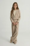 conjunto niña Emi beige vista trasera, espalda blazer niña, conjunto elegante espalda