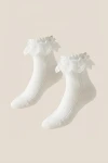 calcetines niña blancos detalle, punto fino blanco, primer plano calcetín elegante