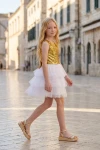 Vestido Riva blanco y dorado al aire libre: cuerpo de lentejuelas y falda de tul en capas, vista lateral