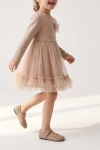 Vestido Iga beige en movimiento: falda de tul con volante en el bajo