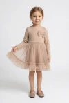 Vestido Iga beige de frente: falda de tul con vuelo y volante