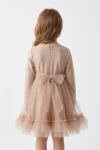 Vestido Iga beige de espaldas: cremallera y fajín de tul anudado en un gran lazo