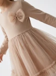 Vestido Iga beige, primer plano del lacito de tul en el pecho y la falda de tul fruncida