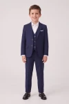 Traje Liam azul marino para niño con chaleco, brazos a lo largo del cuerpo