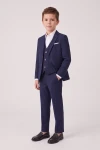 Traje Liam azul marino para niño con americana, chaleco y pantalón, de medio perfil