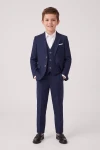 Traje Liam azul marino con chaleco, niño con las manos en los bolsillos, vista frontal
