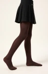 Leotardos marrón chocolate para niña en la modelo, vista lateral al caminar