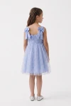 Vestido Rina azul aciano claro de espaldas: dos lazos en los tirantes y cremallera oculta, cuerpo entero