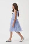 Vestido Rina azul aciano claro de perfil: cuerpo fruncido y falda de tul con vuelo, cuerpo entero