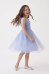 Vestido Rina azul aciano claro girando: falda de tul con lentejuelas de colores en movimiento