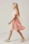 Vestido Sia rosa de perfil: falda con vuelo en movimiento