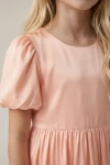 Vestido Sia rosa, primer plano del cuello redondo y la manga abullonada