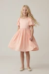 Vestido Sia rosa con mangas abullonadas, cuerpo entero de frente