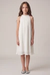 Vestido plisado Rozalia blanco para niña con cuello halter y perlitas, vista frontal de cuerpo entero