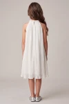 Vestido plisado Rozalia blanco de espaldas: cuello alto con perlitas abrochado con botón