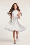 Vestido plisado Rozalia blanco de frente con el bajo en movimiento