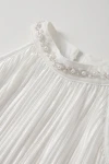 Vestido Rozalia blanco, detalle del cuello alto con perlitas y abalorios en ondas