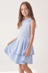 Vestido Harper azul cielo en vista de tres cuartos: falda de dos capas con pliegues