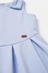 Vestido Harper azul cielo, detalle del lazo del hombro y los pliegues de la cintura
