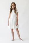 Vestido Rumi blanco con cuello redondo y mangas tulipán, cuerpo entero de frente