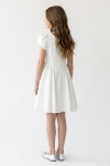 Vestido Rumi blanco de espaldas: costura de la cintura en pico y falda fruncida