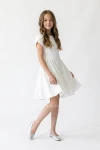 Vestido Rumi blanco con la falda por la rodilla en movimiento, vista frontal