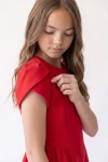 Vestido Rumi rojo, primer plano de la manga tulipán y el cuello redondo
