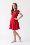 Vestido Rumi rojo en vista de tres cuartos: cuerpo ajustado y falda con vuelo