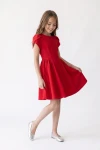Vestido Rumi rojo con la falda de vuelo abierta, cuerpo entero