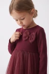 Vestido Iga burdeos, primer plano del cuerpo de punto con lacito de tul