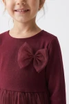 Vestido Iga burdeos, detalle del lacito de tul y del cuello redondo