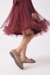 Vestido Iga burdeos, detalle del volante de tul del bajo en movimiento