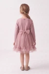 Vestido Iga rosa palo de espaldas: cremallera y gran lazo del fajín de tul en la cintura