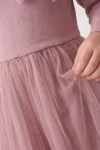 Vestido Iga rosa palo, primer plano del cuerpo liso y del tul fruncido de la falda
