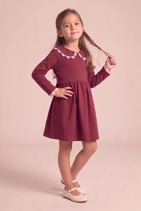 Vestido con cuello de encaje Estera burdeos para niña, manga larga, cuerpo entero de frente