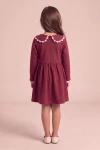 Vestido Estera burdeos de espaldas: cremallera oculta y cuello dividido con encaje blanco
