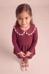 Vestido Estera burdeos con cuello de encaje, vista frontal desde arriba