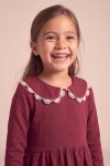 Vestido Estera burdeos, parte superior con el cuello de encaje blanco, vista frontal