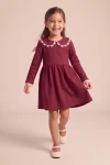 Vestido Estera burdeos con cuello de encaje en movimiento, cuerpo entero de frente