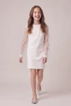 Vestido Vivienne blanco de corte recto por encima de la rodilla, niña sonriente al andar, vista frontal