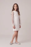 Vestido Vivienne blanco con manga larga de tul, cuerpo entero en vista de tres cuartos