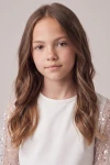 Vestido Vivienne blanco, primer plano del cuello redondo y del tul con lentejuelas en los hombros