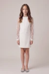Vestido Vivienne blanco por encima de la rodilla con mangas de tul, cuerpo entero de pie, vista frontal