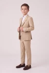 Traje Liam beige para niño con la americana abierta y el chaleco abotonado, vista de tres cuartos