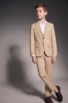 Traje Liam beige para niño con la americana abrochada, cuerpo entero de frente