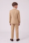 Traje Liam beige para niño de espaldas: americana y pantalón